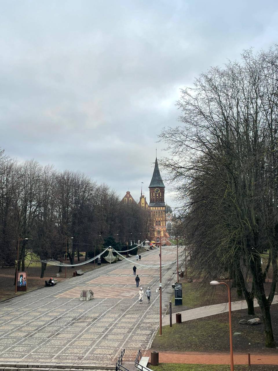 Путь к острову Канта, вид издалека на Кафедральный собор днем