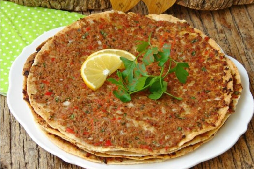 Лахмаджун. Круглая тонкая лепёшка, щедро присыпаная кусочками мяса и овощей